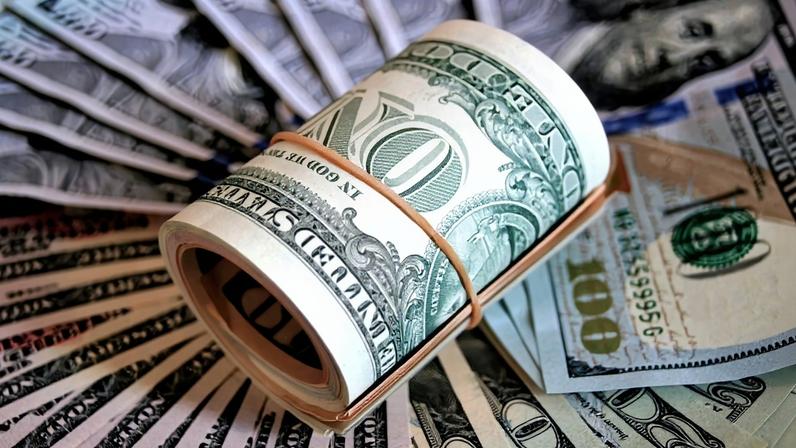 Dólar fica acima de R$ 5,20 em meio a busca por segurança