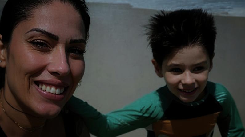 Fotografia colorida de Henry com a mãe, Monique