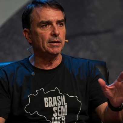 Michelle Bolsonaro deixa de seguir enteados e publica versículos em crise familiar