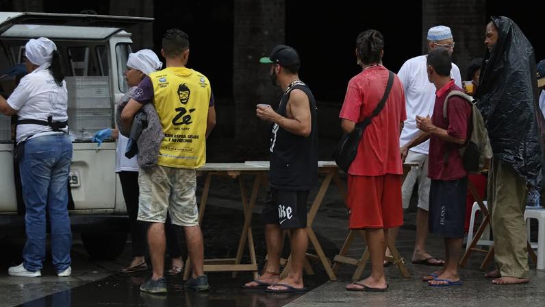 São Paulo (SP) 21/02/2024 - Estudo da UFMG mostra aumento do número de moradores de rua na capital. Moradores de rua recebem comida na Sé em SP. Foto: Paulo Pinto/Agência Brasil