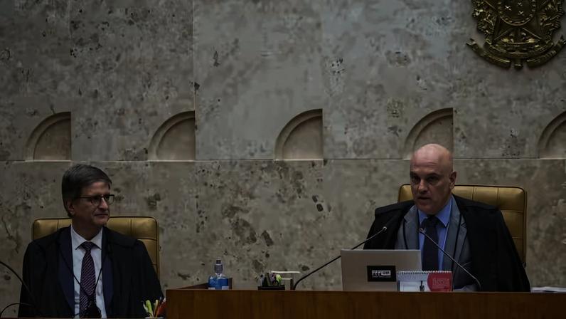 Ministro Alexandre de Moraes preside sessão do STF; ao lado, procurador-geral da República, Paulo Gonet