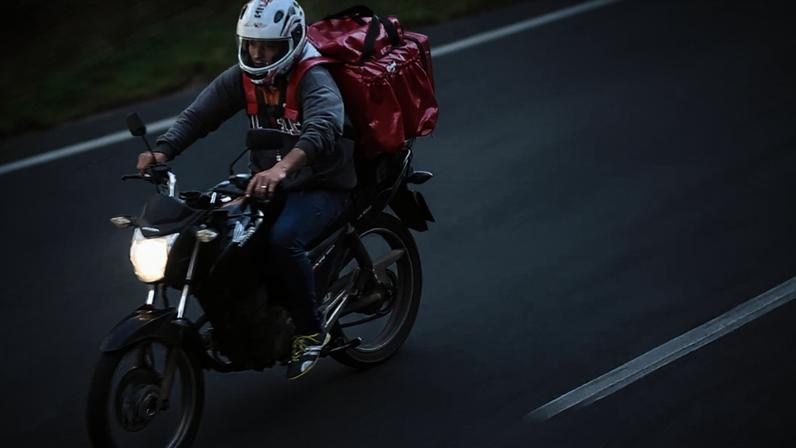 Motociclista circula em avenida de São Paulo