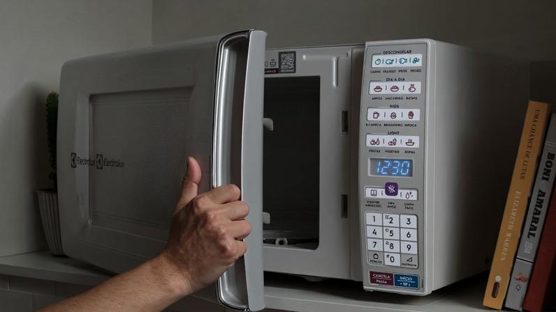 Seu micro-ondas Electrolux não liga? Entenda o que pode estar acontecendo — Foto: Reprodução/Amazon