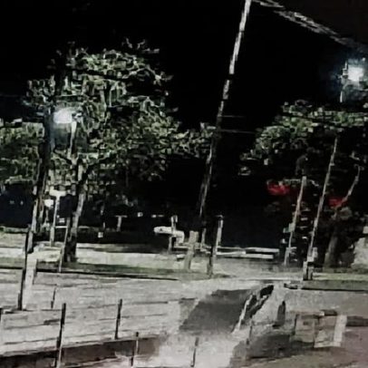 Motorista perde controle, derruba mureta e cai em canal em Santos