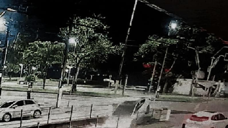 Câmeras flagraram o momento em que o motorista erra a curva, atinge a mureta e cai com o carro em um canal no litoral de São Paulo - Metrópoles