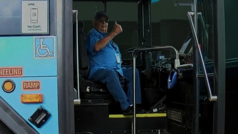 Motorista de ônibus mais velho do mundo segue na ativa aos 95 anos