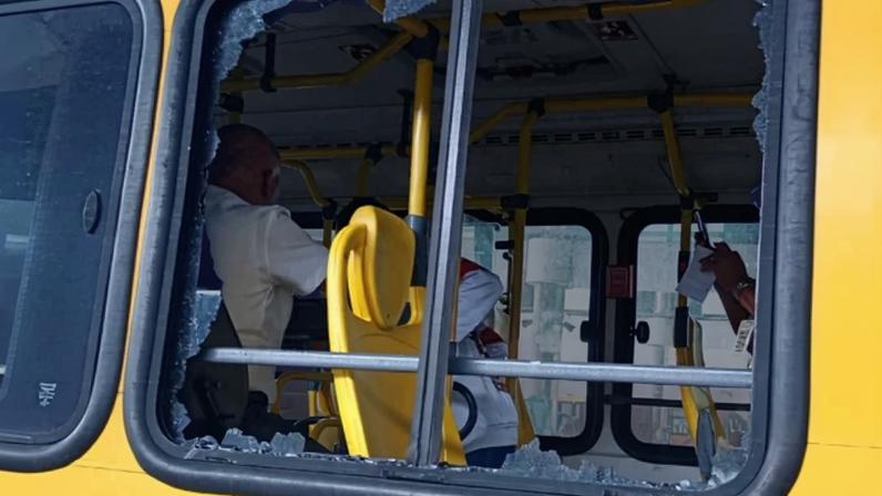 Imagem colorida mostra janela de ônibus quebrada após ataque - Metrópoles