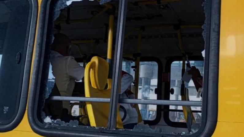 Imagem colorida mostra janela de ônibus quebrada após ataque - Metrópoles