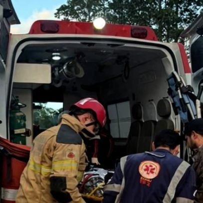 Tombamento de carreta na LMG-602 prende motorista em Paraíso