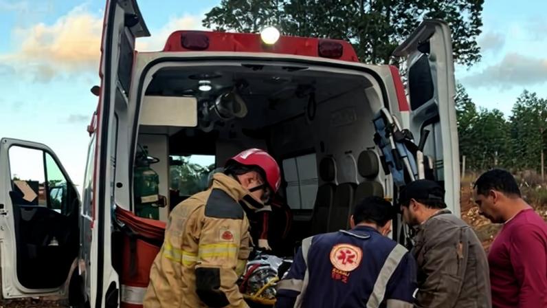 Motorista fica preso às ferragens após tombamento de carreta na LMG-602, em São João do Paraíso