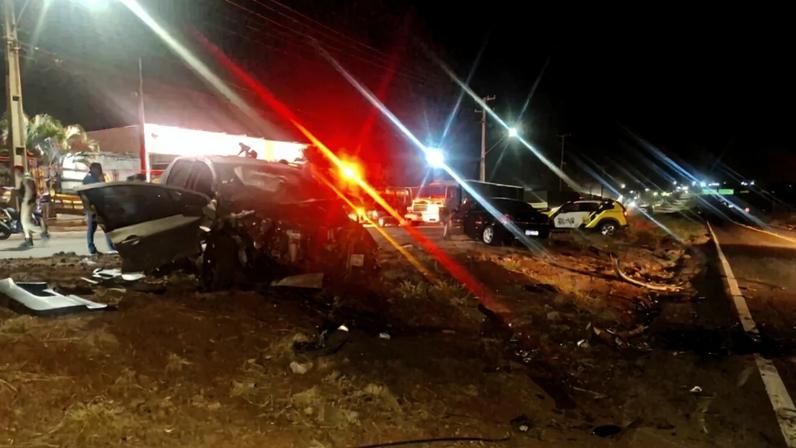 Imagem colorida, carro do acidente de trânsito destroçado- Metrópoles