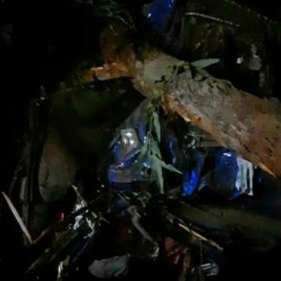 Motorista morre após caminhão de areia cair em ribanceira na BR-251, Salinas