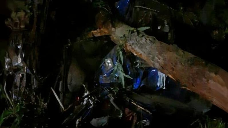 Motorista morre após caminhão carregado de areia cair em ribanceira na BR-251, em Salinas