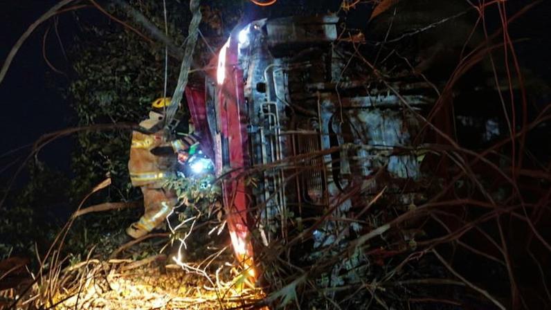 Motorista morre após caminhão carregado de mangas capotar na MGC-122, em Janaúba