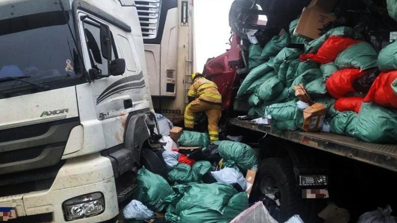Motorista morre após colisão envolvendo três carretas na BR-251, no Norte de Minas