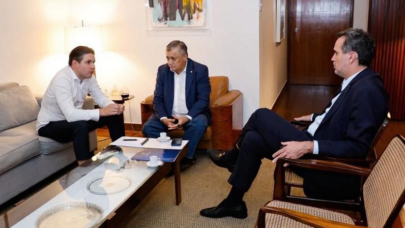 Hugo Motta, à esquerda, José Guimarães, ao centro, e Bruno Moretti, à direita, em reunião para discutir o aumento do limite de faturamento do MEI