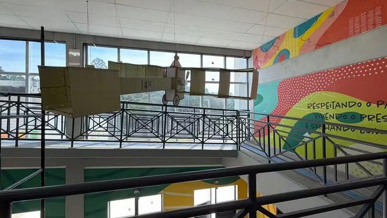 Móbile de avião feito a partir de resíduos descartados do processo de produção de papel-moeda.