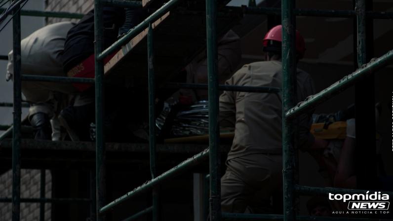 Imagem colorida mostra trabalhadores em obra - Metrópoles