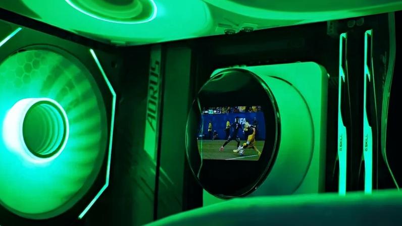 Eu assisti ao jogo do Brasil e joguei Doom na tela dessa water cooler da MSI