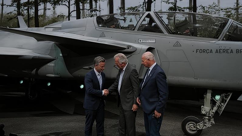 Ministro da Defesa do Brasil, José Múcio (centro), ministro da Defesa da Suécia, Pål Jonson (esquerda), e CEO da Saab, Micael Johansson (direita), durante cerimônia de entrega do Gripen F