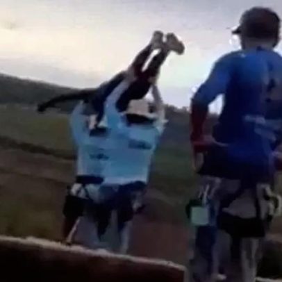 Vídeo mostra mulher lançada sem corda antes de morte em salto de rodeio em SP