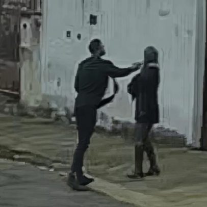 Homem é preso após agredir ex com chutes e socos no meio da rua em MG