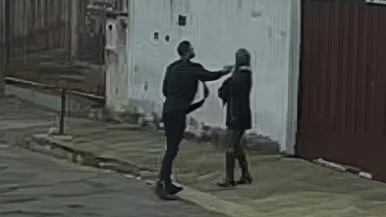 Homem é preso após agredir ex com chutes e socos no meio da rua em MG