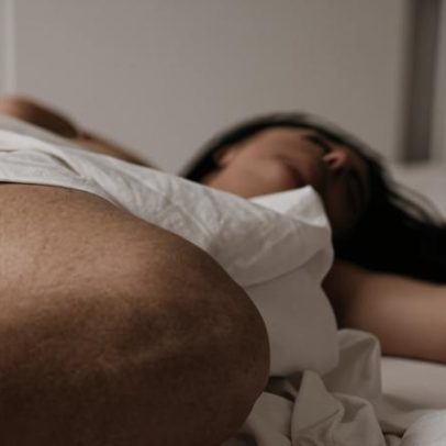 Masturbação antes de dormir pode melhorar sono e humor no dia seguinte