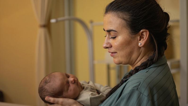 Mulher observando seu filho recém-nascido