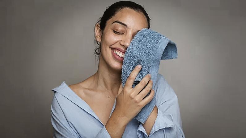 A água micelar faz uma limpeza por arraste que preserva a barreira cutânea natural