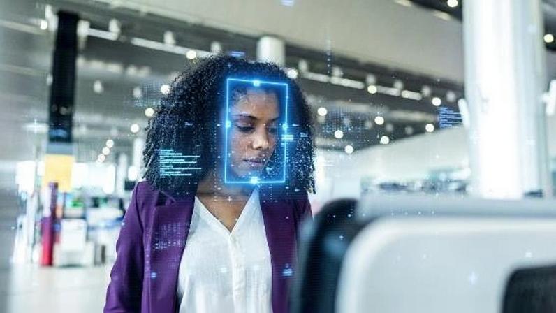Mulher sendo reconhecida por biometria facial