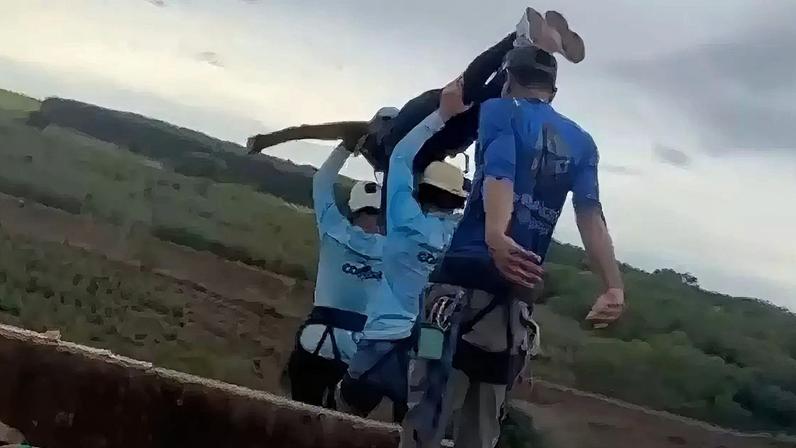Mulher morre após ser jogada sem cordas durante salto de rope jump no interior de SP