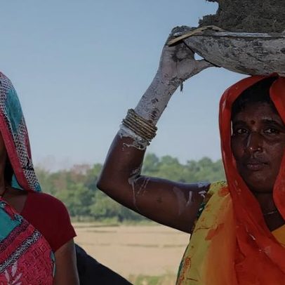 Jornal feito por mulheres leva notícia hiperlocal à Índia rural