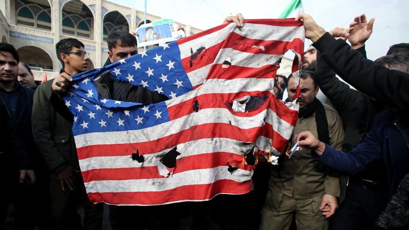 No Irã, manifestantes realizam protesto contra os Estados Unidos, uma das três sedes da Copa do Mundo de 2026
