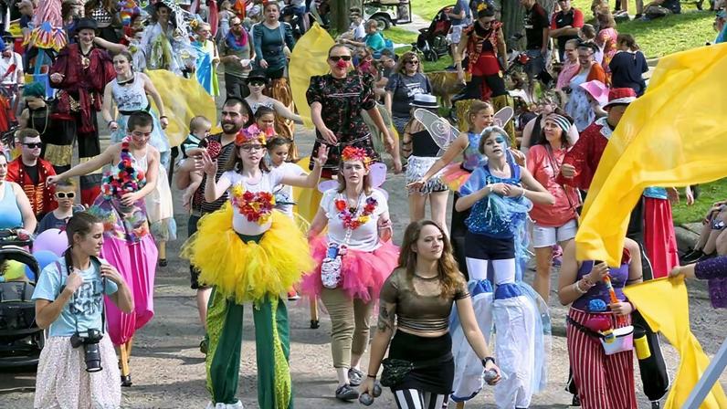 Disparos ocorreram perto do Old West End Festival; vítimas foram levadas para hospitais da região