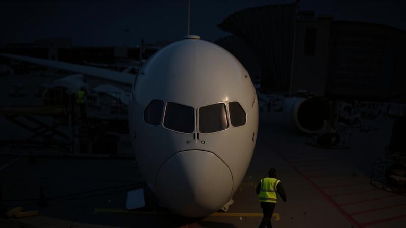 Avião ficou com a frente tombada no chão