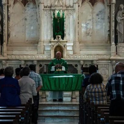 Vaticano rejeita pedido para mulheres proferirem sermões