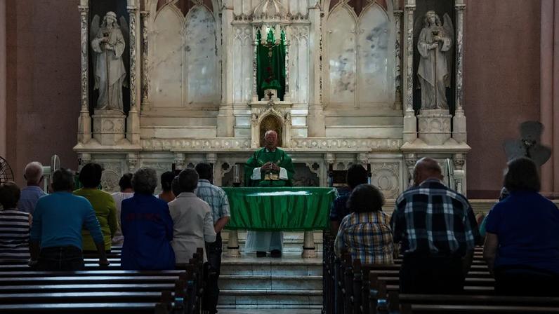 Missa católica em igreja colonial na cidade de Camaguey, Cuba