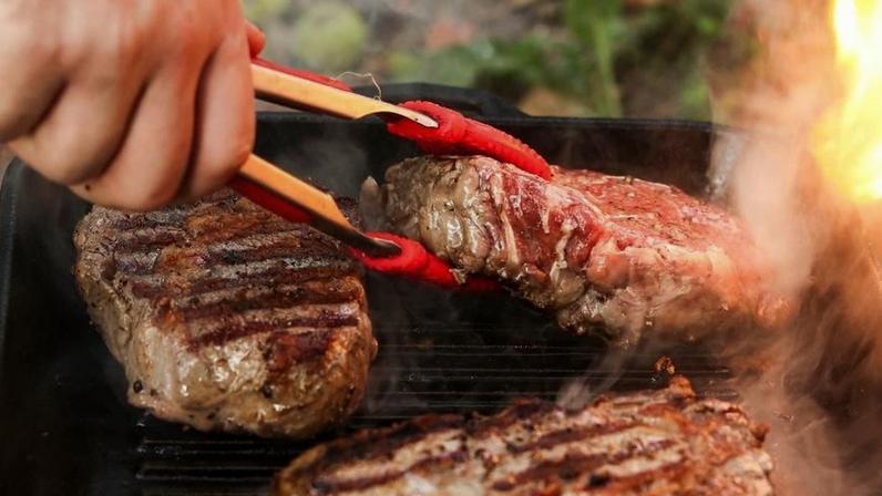 Selar a carne é mito: três mitos da culinária desmistificados