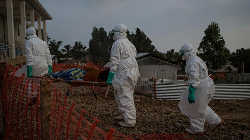 Profissionais de saúde transportam em uma maca, um paciente com a doença pelo vírus Ebola para o Centro de Tratamento de Ebola, no leste da República Democrática do Congo