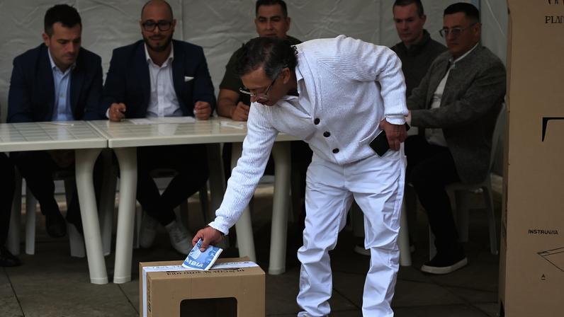 Presidente Gustavo Petro durante votação no domingo (31/5)