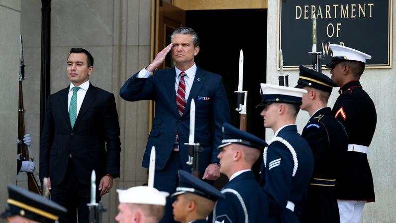 O presidente equatoriano, Daniel Noboa (à esquerda), e o secretário de Defesa dos EUA, Pete Hegseth