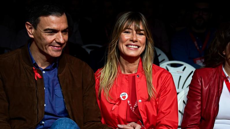 O primeiro-ministro espanhol, Pedro Sánchez (à esquerda), de mãos dadas com sua esposa, Begoña Gómez