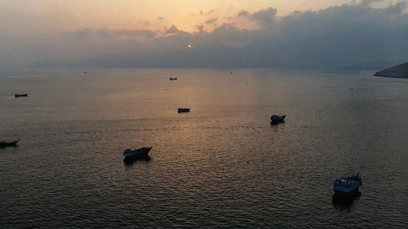 Barcos ancorados ao largo da Península de Musandam, no norte de Omã, perto do Estreito de Ormuz
