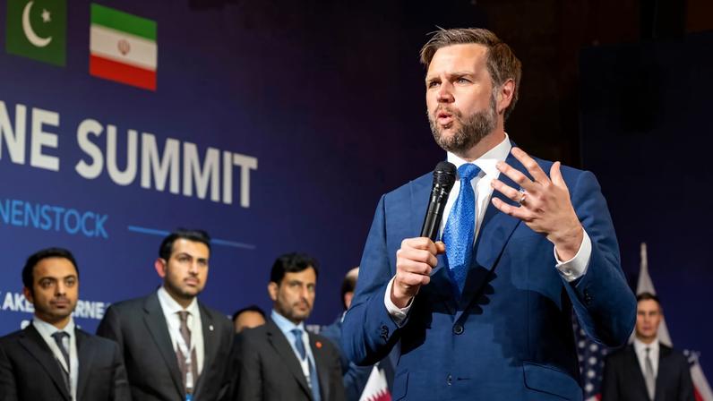 O vice-presidente dos EUA, JD Vance, discursa antes da reunião quadrilateral entre os Estados Unidos, Irã, Paquistão e Catar no luxuoso complexo hoteleiro Burgenstock, na Suíça