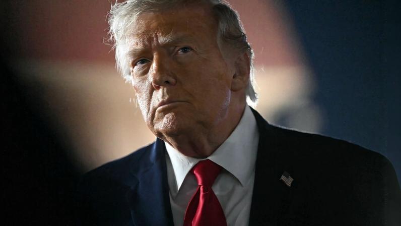 O presidente dos EUA, Donald Trump, fala com a imprensa antes de embarcar no Air Force One, antes da partida do Aeroporto Internacional John F. Kennedy, em Nova York, em 9 de junho de 2026.