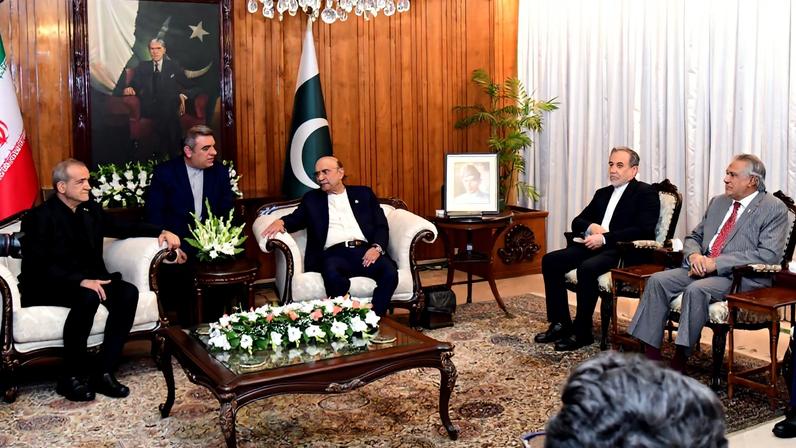 Presidente do Paquistão, Asif Ali Zardari (ao centro), e o ministro das Relações Exteriores, Ishaq Dar (à direita), participando de uma reunião com o presidente do Irã, Masoud Pezeshkian (à esquerda), e o ministro das Relações Exteriores, Abbas Araghchi (segundo à direita), em meio às negociações de paz entre os EUA e o Irã.