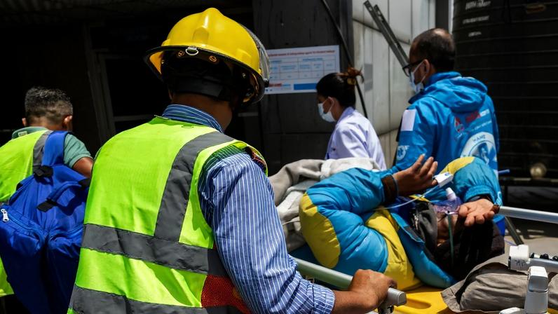 Socorristas e equipes de resgate carregam o alpinista Dawa Sherpa em sua chegada ao Hospital HAMS em Katmandu, em 4 de junho de 2026