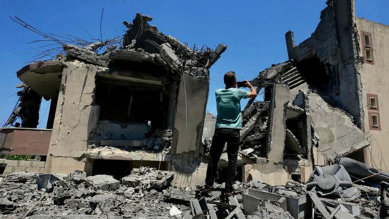 Um homem inspeciona os danos após o bombardeio israelense a um prédio na vila de Saksakiyeh, no sul do Líbano