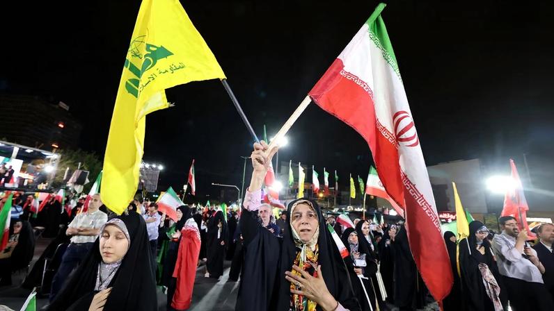 Manifestantes pró-governo iranianos agitam bandeiras do Irã e do movimento Hezbollah do Líbano após ataques israelenses aos subúrbios do sul de Beirute, em Teerã, em 7 de junho de 2026.
